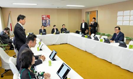 　自民党の政調審議会で発言する小野寺政調会長（左手前から３人目）。右端は長坂康正厚労部会長＝１３日午前、東京・永田町の党本部