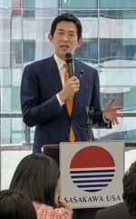 　１日、ワシントンで講演する小林元経済安保相（共同）
