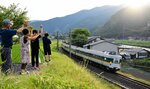 庭先でやくもに手を振る徳岡さん家族＝１２日、江府町武庫