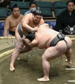 　夏場所９日目、吉井（手前）を攻める嘉陽。突き落としで破る＝２０日、両国国技館