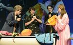 　水難救助グッズなどの説明を受ける田村淳（左端）と藤本美貴（右端）