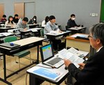 新聞の活用法を学ぶ生徒ら