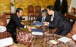 　「年収１０３万円の壁」などに関し合意書を交わす（左から）国民民主党の榛葉幹事長、自民党の森山幹事長、公明党の西田幹事長＝１１日午後、国会