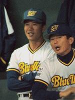　１９９６年１０月、オリックス投手コーチ時代の山田久志さんは日本シリーズで仰木彬監督（右）と試合を見守る＝グリーンスタジアム神戸