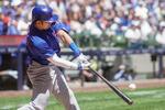 　米大リーグ、ブルワーズ戦の七回に代打で出場し、５号２ランを放つカブスの鈴木＝３０日、ミルウォーキー（ＡＰ＝共同）