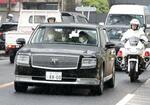 　精密な検査を受けるため、東大病院に向かわれる上皇さまを乗せた車。上皇后美智子さまも付き添われた＝６日午後、東京都文京区