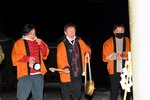 【村岡のきつね狩り】
他集落との境界に供えた御幣の前で、かねと拍子木を鳴らして災いが入ってこないよう祈る住民＝８日夜、香美町村岡区入江