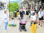 観光客でにぎわう水木しげるロード＝９日、境港市松ケ枝町