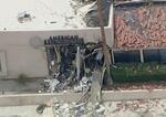 　爆発現場に散らばる破片＝１７日、パームスプリングス（ＡＢＣ７　ロサンゼルス提供・ＡＰ＝共同）