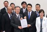 　北陸新幹線敦賀―新大阪の早期開業を求める要望書を与党に提出する、建設促進同盟会会長の杉本達治福井県知事（中央左）＝１２日午後、国会