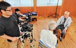鳥取県遺族会の聞き取りに答える宮本義雄さん（右）＝５月１３日、若桜町内