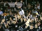 　２００５年の日本シリーズを制し胴上げされるロッテのボビー・バレンタイン監督＝甲子園球場