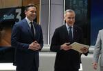 　１６日、カナダ・モントリオールで討論会に出席した与党自由党のカーニー首相（右）と最大野党保守党のポワリエーブル党首（ロイター＝共同）