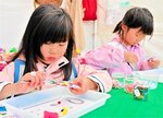 【未来の作家】　オリジナルキーホルダー作りに挑戦する子どもたち＝３月２９日、倉吉市駄経寺町２丁目の史跡大御堂廃寺跡歴史公園