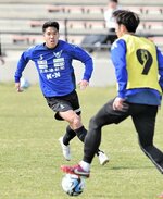 長期の戦線離脱から復帰した大久保（左）がダイナミックな動きでゴールを狙う＝オールガイナーレＹＡＪＩＮスタジアム