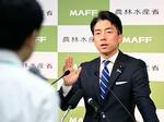 　閣議後に記者会見する小泉農相＝３０日午前、農水省