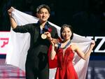 　フィギュアスケートの世界選手権で２年ぶり２度目の優勝を果たしたペアの三浦璃来（右）、木原龍一組＝２７日、米ボストン（共同）