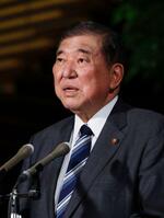 　トランプ米大統領との電話会談を終え、記者団の取材に応じる石破首相＝２９日深夜、首相官邸