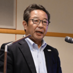地域経済の活性化に向け、チャレンジの必要性を訴える入江頭取＝倉吉市のエースパック未来中心