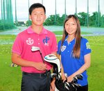 日本アマチュア選手権で予選ラウンドを突破した米原海斗（左）。キャディーの垣優菜と二人三脚で躍進した＝ゴルフスクエアフレンド