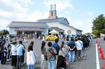 開館前から長蛇の列を作るコナンファンら＝４日、北栄町由良宿の青山剛昌ふるさと館