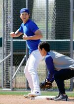 　帰塁練習で笑顔を見せるドジャース・大谷＝グレンデール（共同）