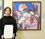 受賞作「窓辺の冬」と窪井さん（足立美術館提供）