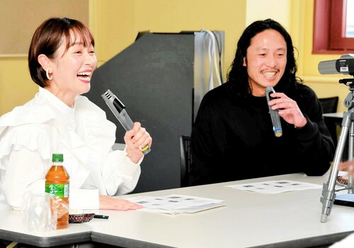 自身の経験を踏まえて鳥取での生活について語る丸山さん（左）と鶴見さん