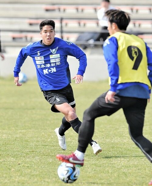 長期の戦線離脱から復帰した大久保（左）がダイナミックな動きでゴールを狙う＝オールガイナーレＹＡＪＩＮスタジアム