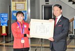 県スポーツ顕彰が贈られ、一層の活躍を誓った三上選手（左）＝２４日、鳥取県庁