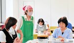 レシピのポイントなどを確認しながら試食する参加者＝２７日、香美町香住区三谷のトキワ