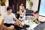 　４人の子どもを育てる白山さくらさん（右から２人目）と夫（左端）＝５月、鹿児島県徳之島町