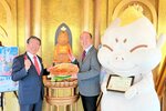 ビリケンさんに松葉ガニを奉納し、高井社長（中央）に感謝状を贈った平井知事