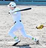 決勝・鳥取城北－米子東　米子東は九回無死一塁から吉岡が好機を広げる左前打を放つ＝ヤマタスポーツパーク野球場