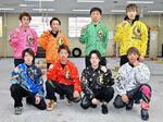 　オートレースの共同通信社杯プレミアムカップの優勝戦に進出した（前列右から）青山周平、黒川京介、金子大輔、鈴木圭一郎、（後列右から）佐藤励、荒尾聡、鈴木宏和、松尾啓史＝浜松オートレース場