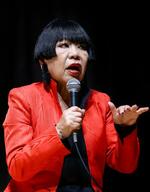 　関西プレスクラブの会合で講演するコシノジュンコさん＝１３日午後、大阪市中央区