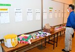 工夫を凝らした作品が並ぶ会場＝１６日、鳥取市富安２丁目の市立中央図書館