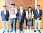 平井知事（中央）に優勝を報告した米原主将（左から２人目）と田熊主将（同４人目）