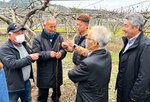 台湾・苗栗県の農場を視察する尾崎本部長（右端）ら関係者（ＪＡ全農とっとり提供）