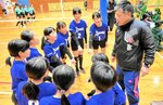 【気合を注入】試合の前に円陣を組んで気合を入れる選手＝２３日、新温泉町浜坂の浜坂北小