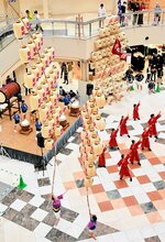 万灯と太鼓、ダンスのコラボレーションが買い物客を楽しませた＝２７日、米子市西福原２丁目の米子天満屋