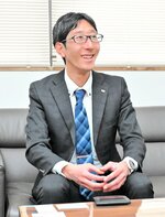 「業務を通じて故郷に貢献したい」と意気込む岡本さん＝新日本海新聞社本社