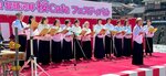 川のせせらぎを背に童謡唱歌を歌うメンバー