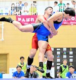 成年男子グレコローマン７７キロ級準々決勝　前田祐也（奥）は開始直後に投げを決めて４－０と先行する＝佐賀県嬉野市中央体育館