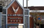 　米軍横田基地のゲート＝２０２４年１２月、東京都福生市