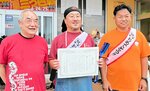 ホルモン焼き麺の白熱した三つどもえ戦を展開した（左から）鳥取、津山、佐用の代表者