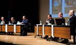 環境を守る木材利用について意見を交わすパネリストら＝１７日、鳥取市のとりぎん文化会館小ホール