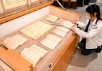 企画展に並ぶ杉谷が作詞した唱歌などの作品＝１６日、鳥取市西町３丁目のわらべ館
