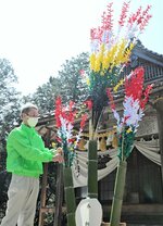 例大祭に向け花籠の準備を進める西川会長＝２９日、鳥取市用瀬町宮原の犬山神社