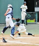 ２回戦・香住－三田松聖　香住は六回、相手投手の二塁への送球間に細田が生還＝１４日、三田市の神姫バスキッピースタジアム